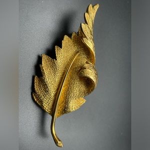 Coro Gold Tone Folded Leaf Pin Brooch, Vintage 1960s Coro, Excellent Condition